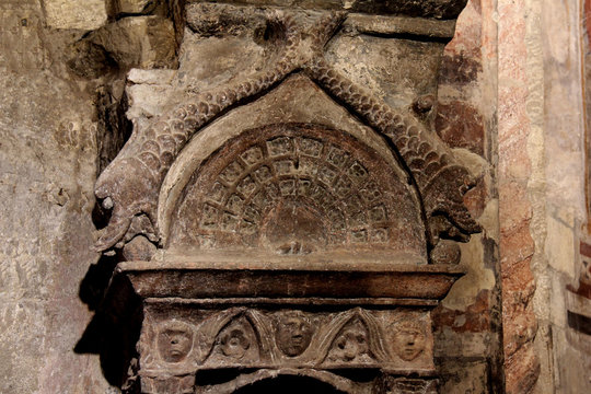 tabernacolo decorato con sculture; chiesa romanica di San Giorgio a Vigoleno (Piacenza)