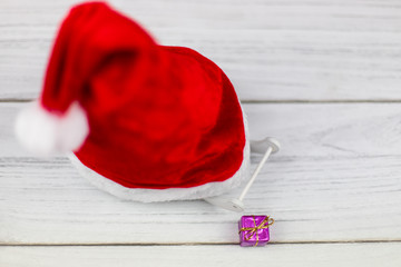 Czerwona czapka dla mikołaja © andsko