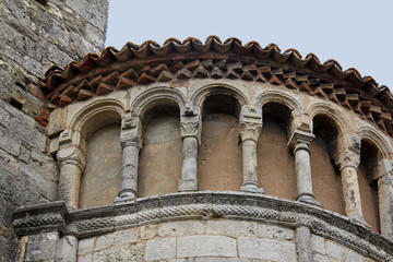 archi ciechi e colonnine; abside della chiesa romanica di San Giorgio a Vigoleno (Piacenza)
