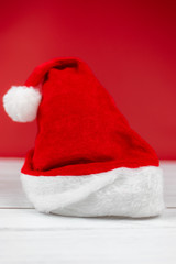 Obraz na płótnie Canvas Świąteczna czapka dla mikołaja