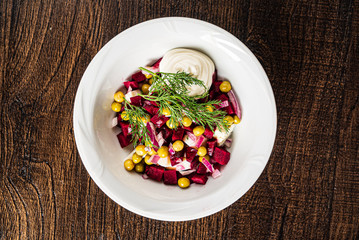 salad with beetoroot adn peas