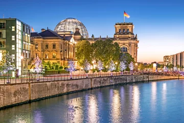 Fototapeten Regierungsviertel von Berlin mit dem Parlamentsgebäude Bundestag bei Nacht, Berlin, Deutschland © golovianko