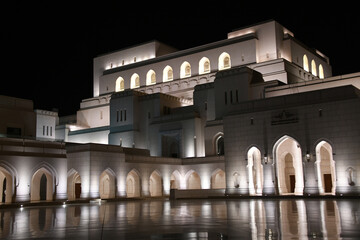 Fototapeta premium Opernhaus Oman Muscet Royal Opera House ROHM Baustil Sultan Qabus Fassade Kalkstein omanischer Architektur Oper Marmor Nacht Nachtaufnahme Gesamtansicht Beleuchtung Besichtigung Öffnungszeiten Top10