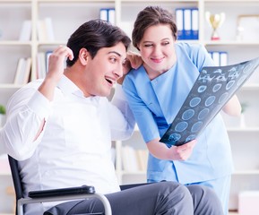 Obraz premium The doctor discussing x-ray image with patient