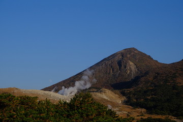 噴煙を上げる霧島山