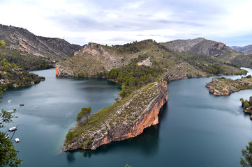 Obraz na płótnie Canvas lago y montaña en españa
