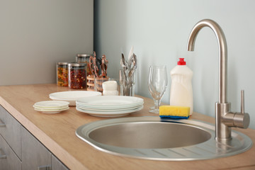 Fototapeta premium Set of clean dishware near kitchen sink