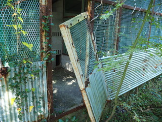 朽ちた小屋