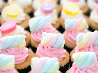 Group of cupcakes on tray.