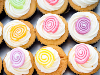Group of cupcakes on tray.
