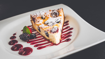 deliciosa rebanada de pastel de frutos rojos