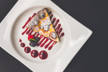 deliciosa rebanada de pastel de frutos rojos