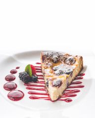 deliciosa rebanada de pastel de frutos rojos