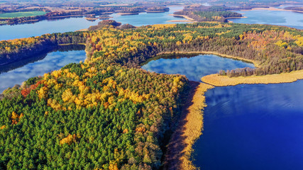 jesień na jeziorach Mazur w północno-wschodniej Polsce