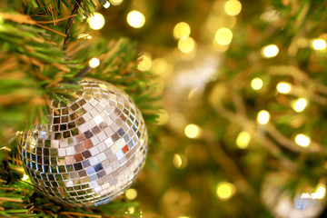 Obraz premium Closeup Crystal balls Decorated on Pine Tree on Christmas night with blurry background and bokeh of Christmas lighting.
