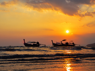 Obraz premium Traditional long-tail boat on the beach in Thailand