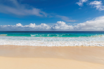 Fototapeta na wymiar Beautiful sunny beach background