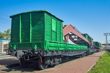 Obraz premium Old railway crane at the station near the platform