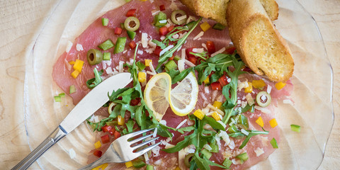 Vorspeisenteller, Lachs, Rucola und Gemüse