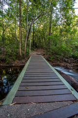 Brücke über einen Bach im Wald
