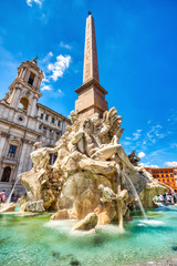 Fontaine principale sur la Piazza Navona pendant une journée ensoleillée, Rome