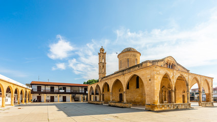 Place avec l& 39 église Agios Mamas avec clocher, Guzelyurt, Morphou, Chypre du Nord