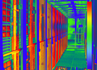 Wärmebild mit einer Wärmebildkamera von einem Kaltgang mit Server Racks in einem Rechenzentrum