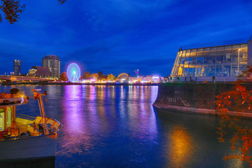 Fototapeta na wymiar Blick über den Rhein in Köln bei Nacht