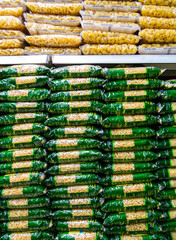 Stapel Nudeln in einem Supermarkt 