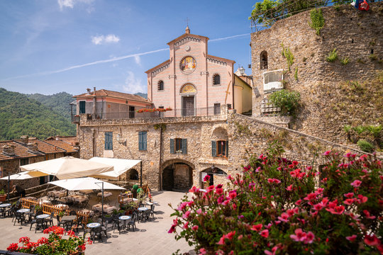 Vista del borgo medievale di Apricale, Liguria, Italia