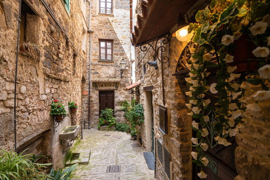 Vista del borgo medievale di Apricale, Liguria, Italia