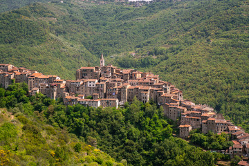 Vista del borgo medievale di Apricale, Liguria, Italia