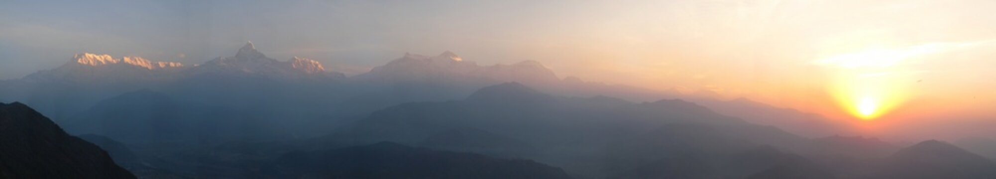 Panorama Gebirge mit Sonnenaufgang