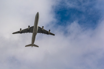 Airbus A340 en vol prés de l'aéroport de Roissy-CDG