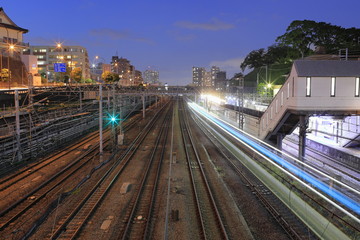 Fototapeta na wymiar 神奈川駅と東海道線の線路 (夜景)