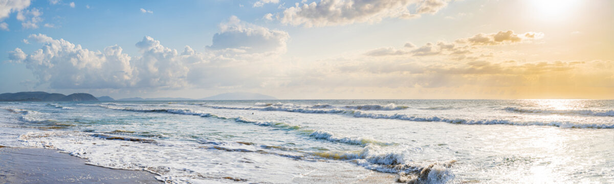 Panorama am Meer mit Blick auf Elba