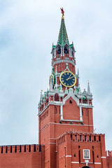 Fototapeta na wymiar Spasskaya tower of the Moscow Kremlin on Red Square on a background of cloudy sky. Vertical.
