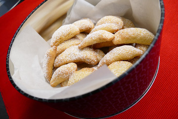 Butterkekse mit Marzipanfüllung in der Dose zu Weihnachten