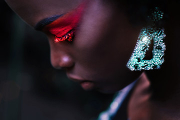 Outdoor-Porträt eines afrikanischen weiblichen Models mit Make-up und Accessoires