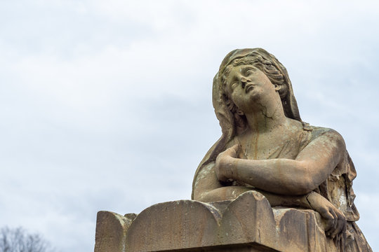 Zum Himmel schauende Frauenskulptur, Friedhof Memmelsdorf bei Bamberg