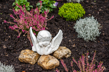 Schöner Grabbepflanzung mit Engelchen
