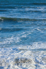 Ondas do mar e rochas na praia do litoral paulista
