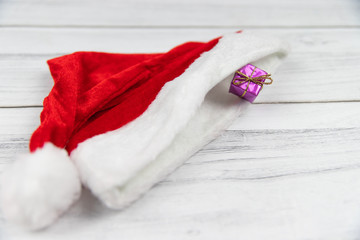 Czapka Mikołaja i prezent © andsko