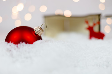 Czerwona bombka na białym puchu © andsko
