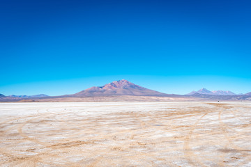 Desierto de Siloli is a high mountain desert with volcanoes on the horizon and clear blue skies make for a magnificent backdrop for such outstanding natural beauty.