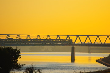 多摩川原橋から望む朝焼けと京王線多摩川橋梁