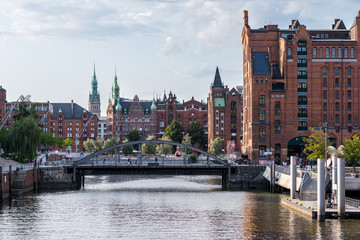 Obraz premium Speicherstadt in Hamburg, Deutschland. Ansicht Backstein und Brücke