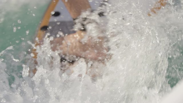 Close Up slowmotion eines Surfers in einer stehenden Welle an einem Sonnigen nachmittag im Sommer