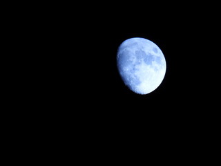 闇を照らす明るい月