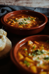 Kartoffelgulasch vegetarisch auf dunklem Hintergrund, moody, dunkel, Winteressen, Eintopf
